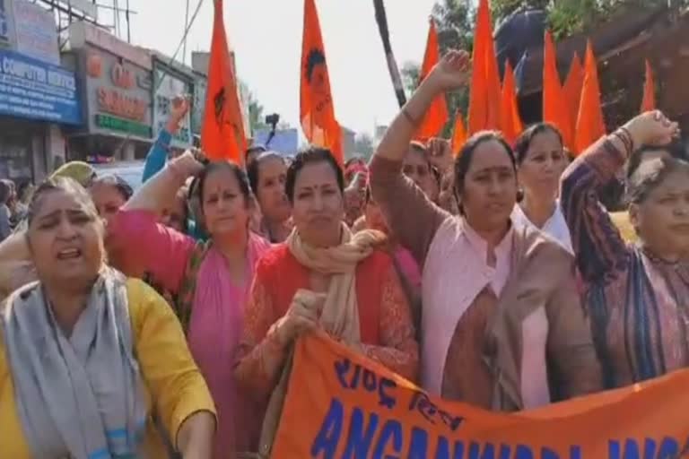 anganwadi-helpers-and-workers-welfare-association-held-protest-in-jammu