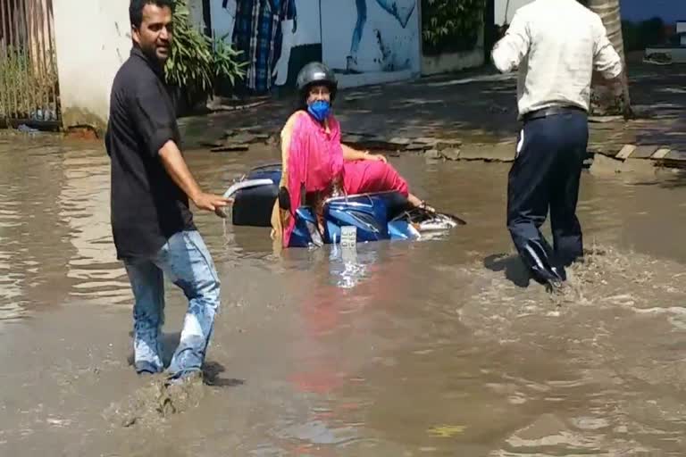 trivandrum  kallattumukku road  kallattumukku road broken  കുണ്ടും കുഴിയുമായി കല്ലാട്ട്മുക്ക് റോഡ്  യാത്രക്കാർ ദുരിതത്തിൽ  തിരുവനന്തപുരം  latest kerala news  കല്ലാട്ട്മുക്ക്  TRIBANDRUM ROAD