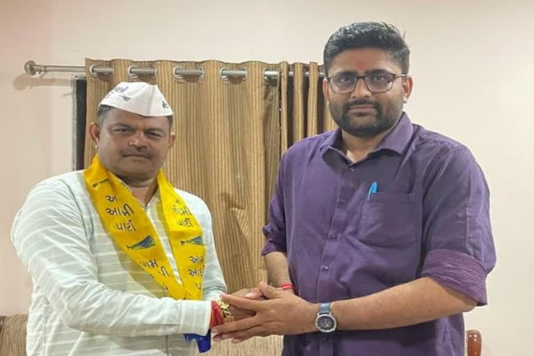 Kesari singh Solanki joins AAP