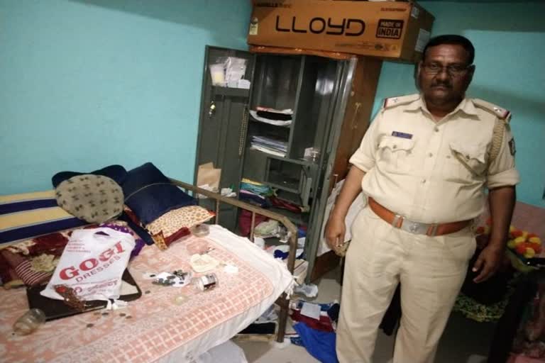 thieves stole gold and cash in houses at manvi