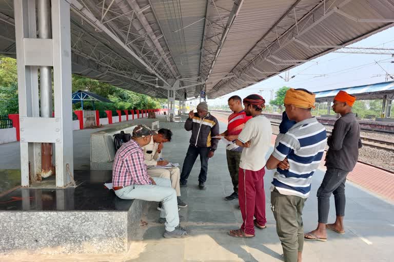 youth commits suicide by lying in front of train