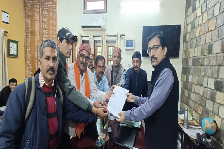 Villagers Gave Memorandum to DFO Kundan Kumar