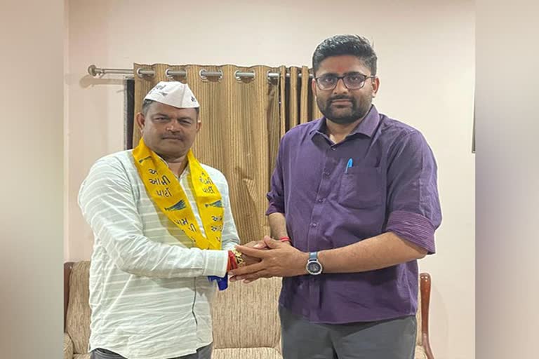 Kesarisingh Solanki joined in AAP  Kesarisingh Solanki joined in Aam Aadmi Party  BJP MLA Kesarisingh Solanki  MLA Kesarisingh Solanki joined in Aam Aadmi Party  Gujarat assembly election  Gujarat assembly election 2022  ബിജെപി എംഎല്‍എ കേസരിസിങ് സോളങ്കി  കേസരിസിങ് സോളങ്കി ആം ആദ്‌മി പാര്‍ട്ടിയില്‍  കേസരിസിങ് സോളങ്കി  ഖേദ ജില്ലയിലെ മതര്‍ നിയമസഭ മണ്ഡലത്തിലെ എംഎല്‍എ  ഖേദ ജില്ലയിലെ മതര്‍  ബിജെപി  ആം ആദ്‌മി പാര്‍ട്ടി  എഎപി