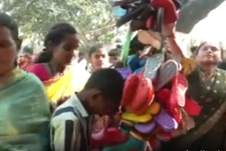 Karnataka: Devotees offer garland of slippers in Gola temple