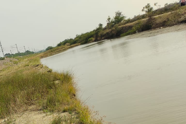 ಕಾಲು ಜಾರಿ ಹೊಂಡದಲ್ಲಿ ಬಿದ್ದ ಯುವತಿ