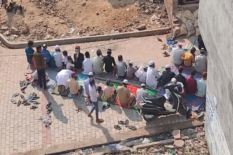 Viral video of offering Namaz on road in Ghaziabad