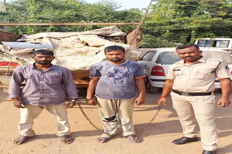 रेलवे का लोहा के साथ दो आरोपी गिरफ्तार