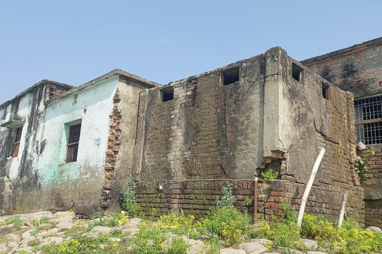 Bad condition of School building in Raiganj