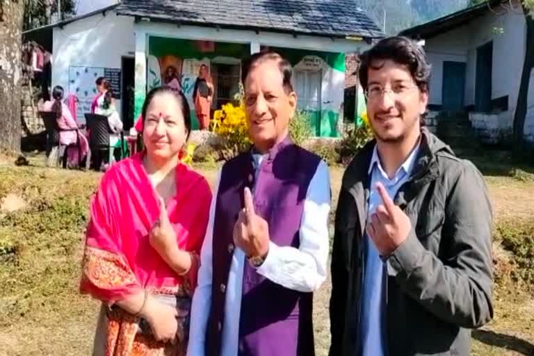 kishan kapoor cast his vote in kangra