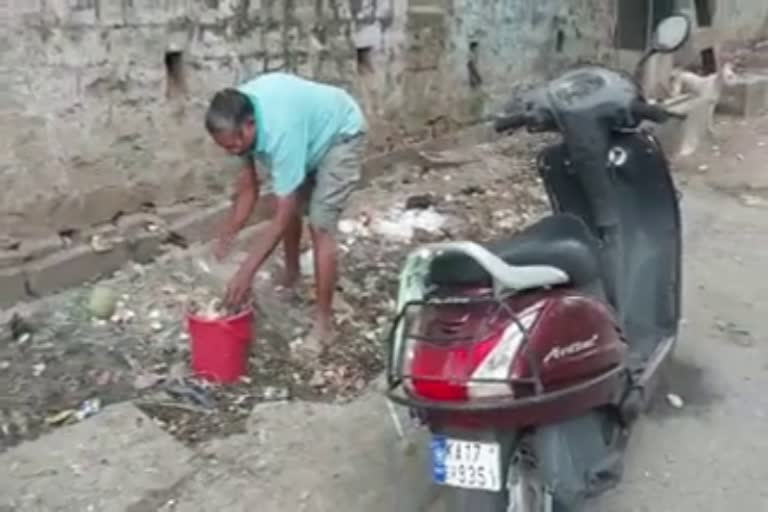 The youth took the street litterers to task