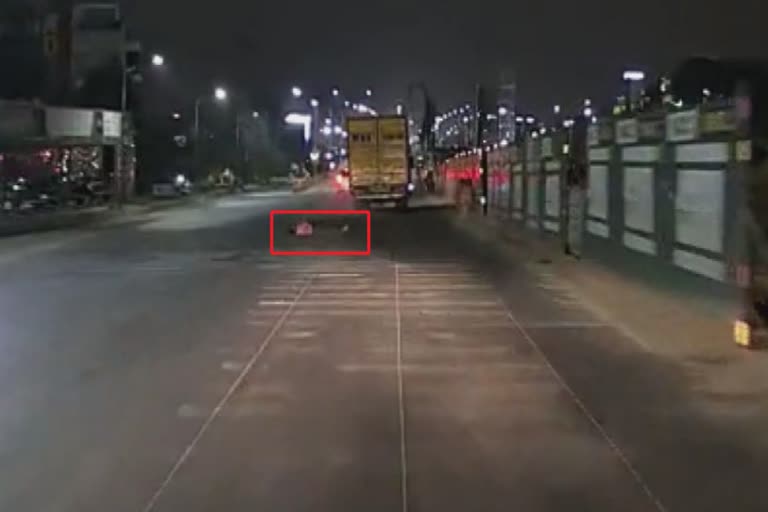 Container van  Container van hits and kills pedestrian  Bengaluru  Police started investigation  കാല്‍നടയാത്രക്കാരനെ  ഇടിച്ച് കൊലപ്പെടുത്തി  കണ്ടയ്‌നര്‍ വാന്‍  പൊലീസ്  റോഡ് മുറിച്ച് കടക്കുന്ന  വീഡിയോ  ബെംഗളൂരു  കര്‍ണാടക  ട്രാഫിക് പൊലീസ്‌  വാഹനം