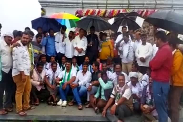 JDS protest near Kempegowda statue