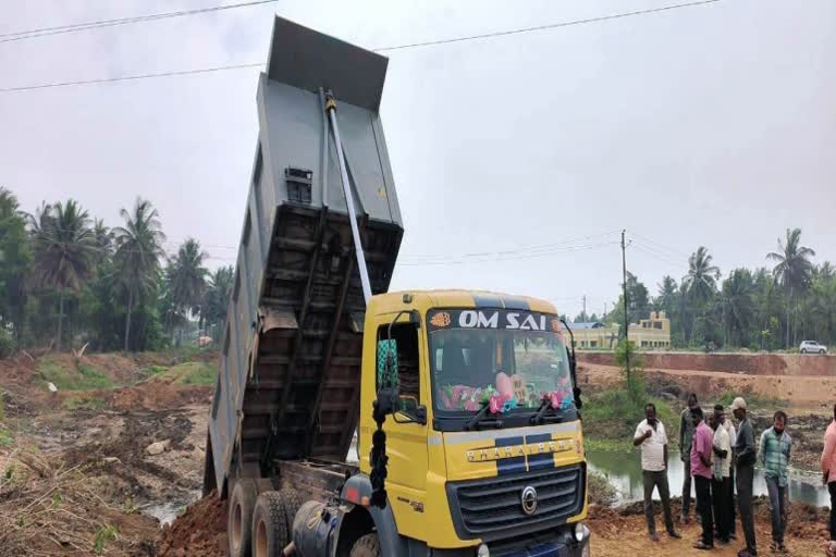 Tipper electrocuted, cleaner dies in Mandya