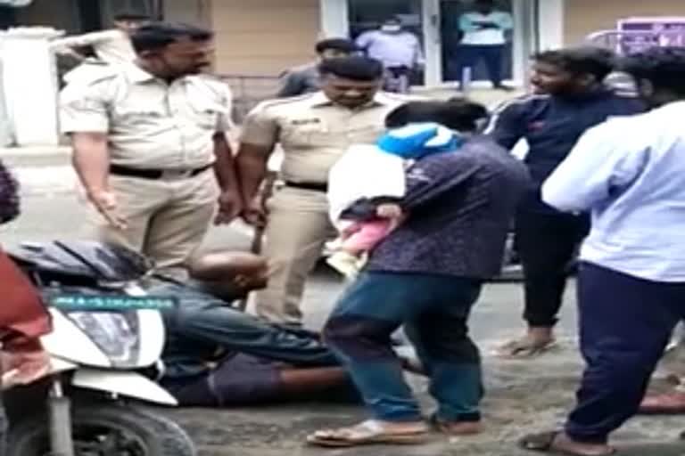 Etv BharatA rider protesting by sitting on the pothole where fell from his bike