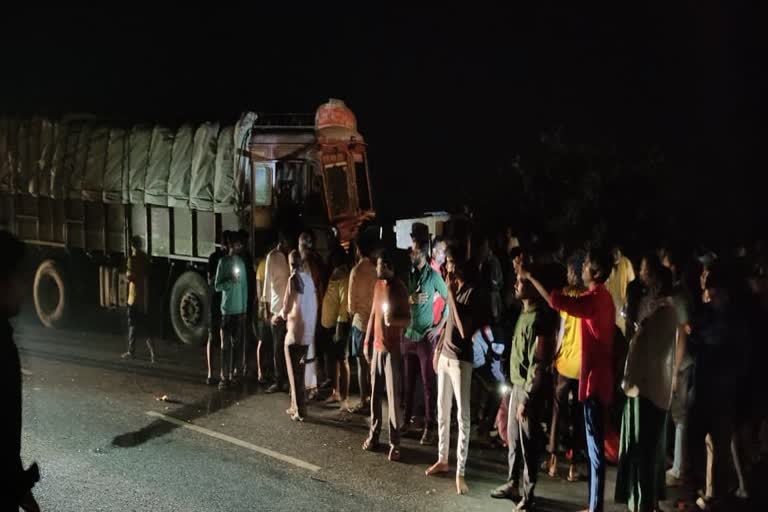 Fatal road accident at Munagala  Fatal road accident at Munagala in Suryapet  road accident at Munagala in Suryapet  Accident news Munagala  ട്രാക്‌ടറില്‍ ലോറിയിടിച്ച് അഞ്ചുപേര്‍ മരിച്ചു  മുനഗല അപകടം  മുനഗല  സൂര്യപേട്ട്