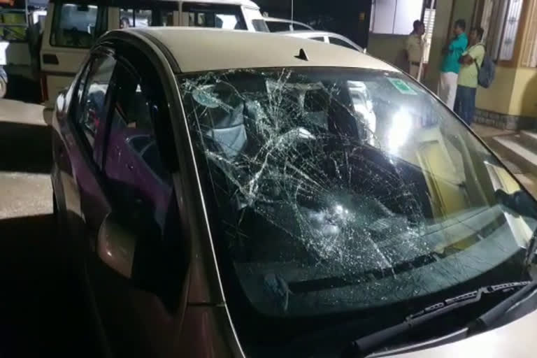 balaramapuram  young man smashed a car in the middle of the road  thiruvannthapuram crime news  കാര്‍ അടിച്ചുതകര്‍ത്തു  ശ്രീകാര്യം  ബാലരാമപുരം പൊലീസ്  കോട്ടയം