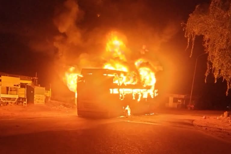 private-bus-caught-fire-in-hubballi