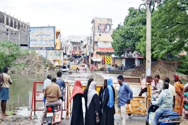 கனமழையால் மூழ்கிய தரைப்பாலம் - தடுப்பு அமைத்த காவல் துறையினர்