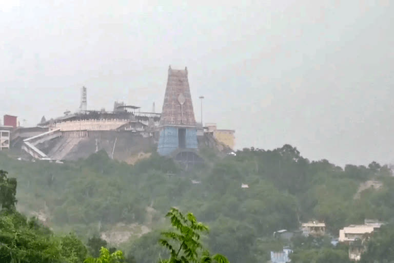 திருத்தணியில் விடிய விடிய வெளுத்துவாங்கிய மழை - பொதுமக்கள் அவதி