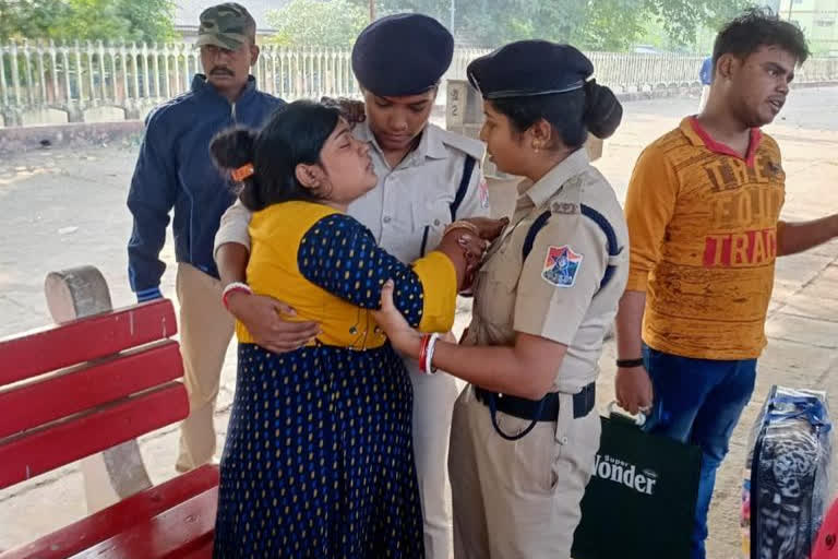 Woman Gave Birth Outside Railway Station in Medinipur