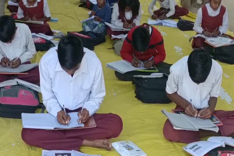 singrauli school students write with both hand