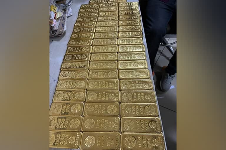 gold smuggling mumbai Airport