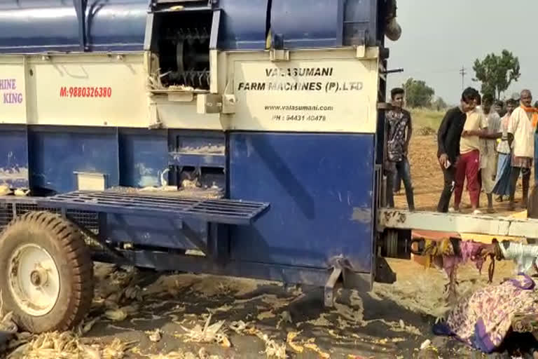 ರಾಶಿ ಮಾಡುವಾಗ ಮಷಿನ್​ನಲ್ಲಿ ಸೀರೆ ಸಿಲುಕಿ ಮಹಿಳೆ ಸಾವು