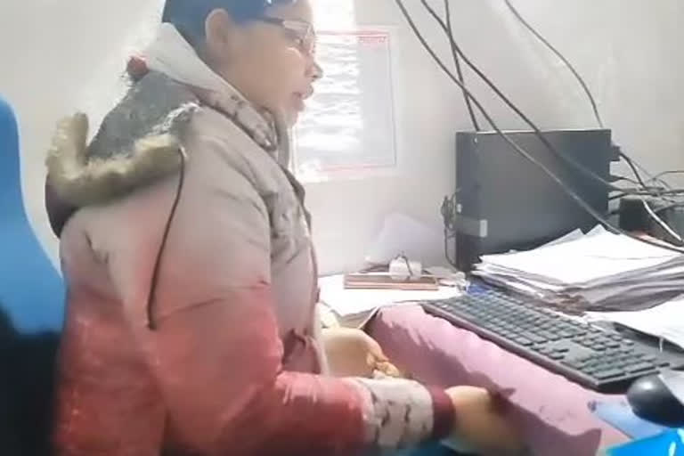 सिवान में रिश्वत लेते अंचल कार्यालय की महिला ऑपरेटर का वीडियो