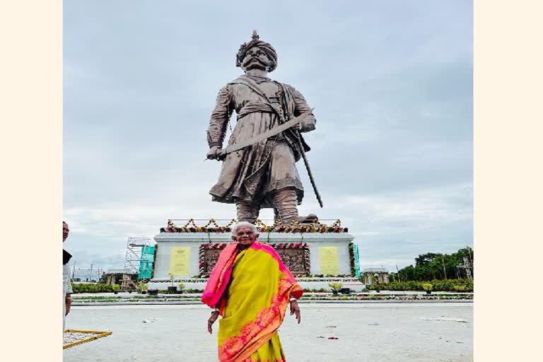 ಕೆಂಪೇಗೌಡರ ಕಂಚಿನ ಪ್ರತಿಮೆ ಕಣ್ತುಂಬಿಕೊಂಡ ಶತಯುಷಿ ಸಾಲು ಮರದ ತಿಮ್ಮಕ್ಕ