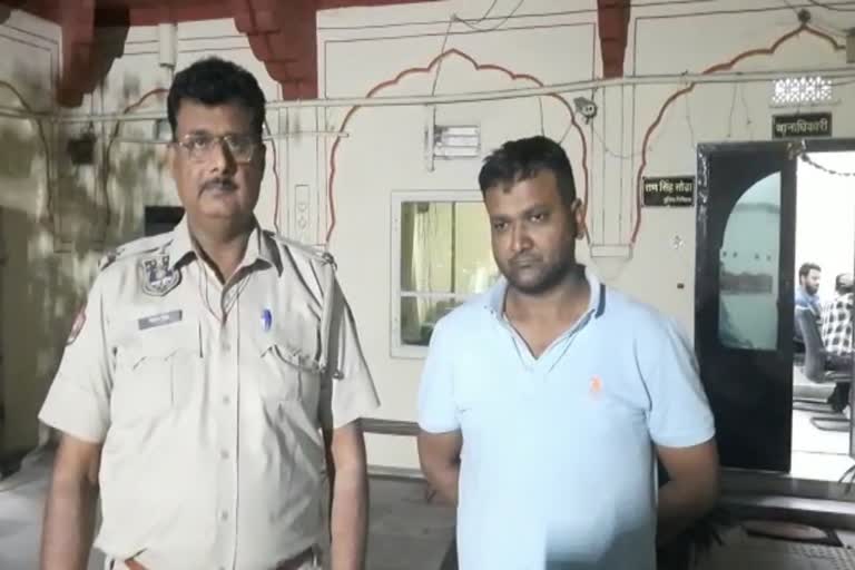 Accused arrested of Theft of Gold worth lakhs