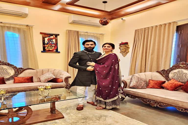 Ravindra Jadeja and wife Rivaba Jadeja  Ravindra Jadeja  Rivaba Jadeja  votes for Rivaba Jadeja  रविंद्र जडेजा  जडेजा ने अपनी पत्नी रिवाबा के लिए मांगे वोट