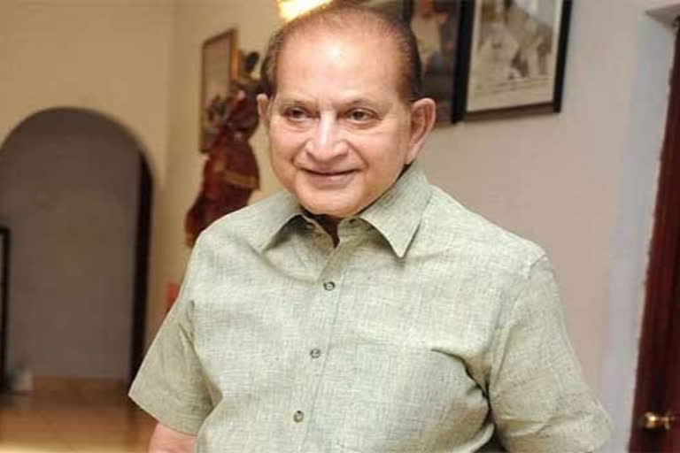 Superstar Krishna  മഹേഷ്‌ ബാബുവിന്‍റെ അച്ഛന്‍  മഹേഷ്‌ ബാബുവിന്‍റെ അച്ഛന്‍ ഗുരുതരാവസ്ഥയില്‍  Superstar Krishna health condition is critical  Superstar Krishna hospitalized  കൃഷ്‌ണ ഗുരുതരാവസ്ഥയില്‍  കൃഷ്‌ണ  Doctors released Krishna health bulletin  Doctors about Krishna health condition  Superstar Krishna career  Achievements and honors of Superstar Krishna  Superstar Krishna personal life  സൂപ്പര്‍താരം കൃഷ്‌ണ ഗുരുതരാവസ്ഥയില്‍