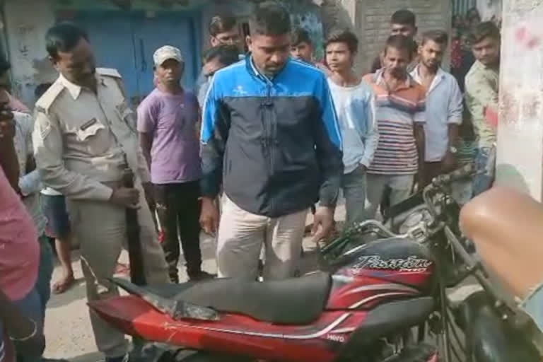 भागलपुर में देर रात से खड़ी लावारिस मोटरसाइकिल पुलिस ने की जब्त