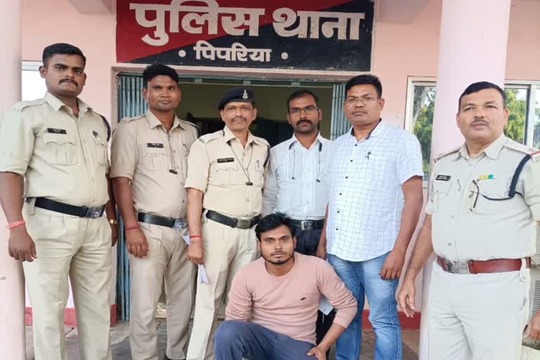 Accused of cheating lakhs arrested in kawardha