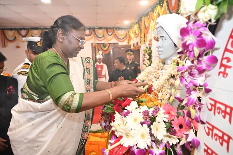 President Draupadi Murmu pays tribute to Lord Birsa Munda at Ulihatu in Khunti