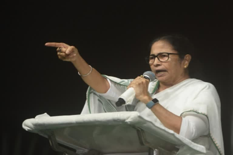Central govt should either clear states' dues or step down: West Bengal CM