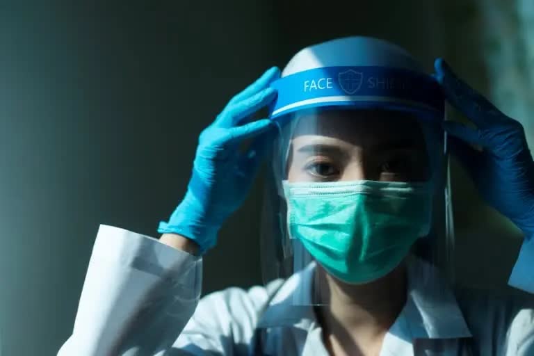 passengers use mask in flight