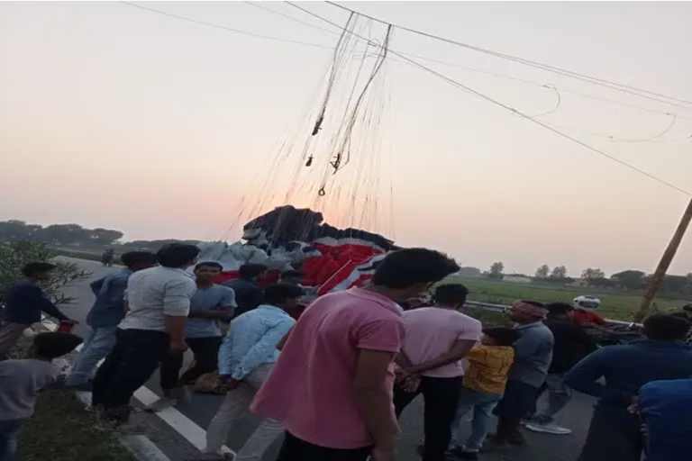 paragliding incident in mathura  mathura paragliding incident  paragliding clinged high tension line  paragliding clinged high tension line in mathura  mathura govardhan parikrama  Mishap averted as paraglider entangles in electric  paraglider entangles in electric wires in UP  പാരാഗ്ലൈഡര്‍  പാരാഗ്ലൈഡര്‍ ഹൈടെന്‍ഷന്‍ വൈദ്യുതി ലൈനില്‍ തട്ടി  യുപി പാരാഗ്ലൈഡര്‍ വൈദ്യുതി ലൈനില്‍ തട്ടി തകര്‍ന്നു  മഥുര ഗോവർധൻ  പാരാഗ്ലൈഡര്‍ ഹൈടെന്‍ഷന്‍ വൈദ്യുതി ലൈനില്‍ തട്ടി  paraglider entangles  UP