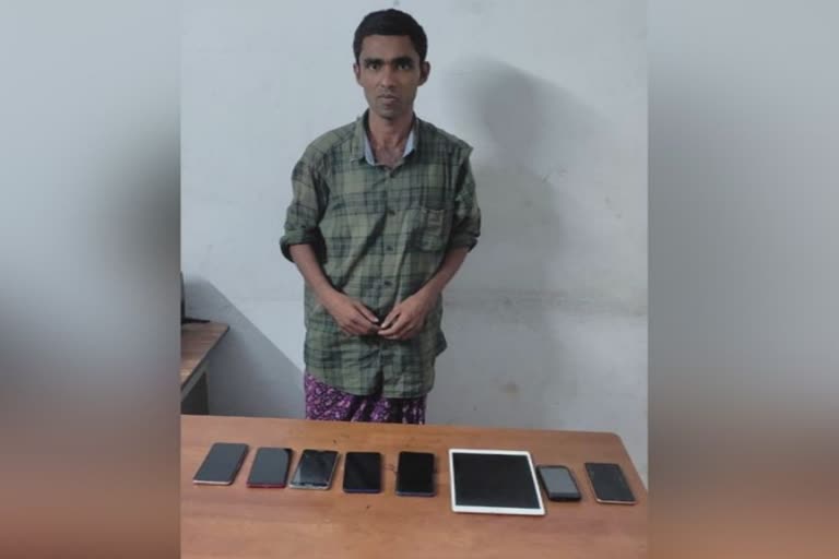 Kottayam  Chingavanam  beggar  Mobile phone thief  Mobile phone  Chingavanam Police  ഭിക്ഷ  ഭിക്ഷ യാചിച്ച് വീട്ടിലെത്തും  ഫോണുമായി കടന്നുകളയും  മോഷ്‌ടാവ് പൊലീസ് പിടിയില്‍  മോഷ്‌ടാവ്  പൊലീസ്  കോട്ടയം  ചിങ്ങവനം  ജില്ലാ പൊലീസ് മേധാവി