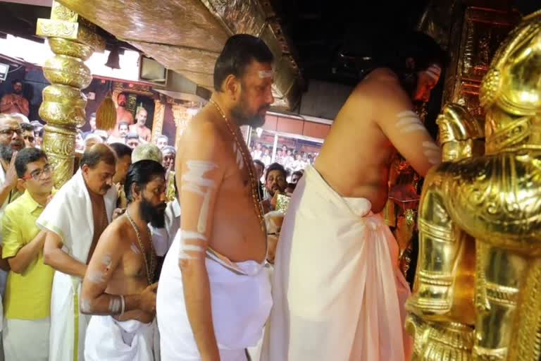 Sabarimala  Sabarimala Pilgrimage  Pilgrims  ശബരിമല  ശബരിമല നടതുറന്നു  നട  വ്രത പുണ്യത്തിന്‍റെ നാളുകള്‍  തീര്‍ഥാടകര്‍  ശരണമന്ത്രങ്ങളുടെ  തീര്‍ത്ഥാടന കാലത്തേക്ക്  ക്ഷേത്ര തന്ത്രി  തിരുവനന്തപുരം  ക്ഷേത്ര  ശ്രീകോവില്‍