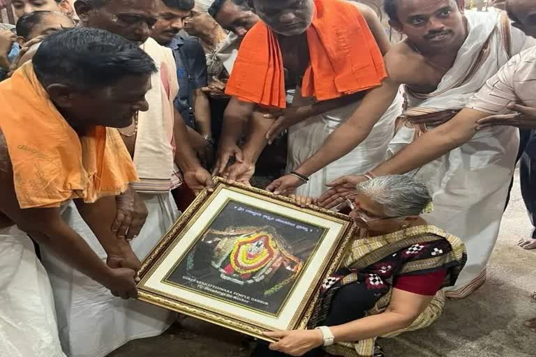 sudha-murthy-meet-laxmi-venkateshwara-temple-in-raichur