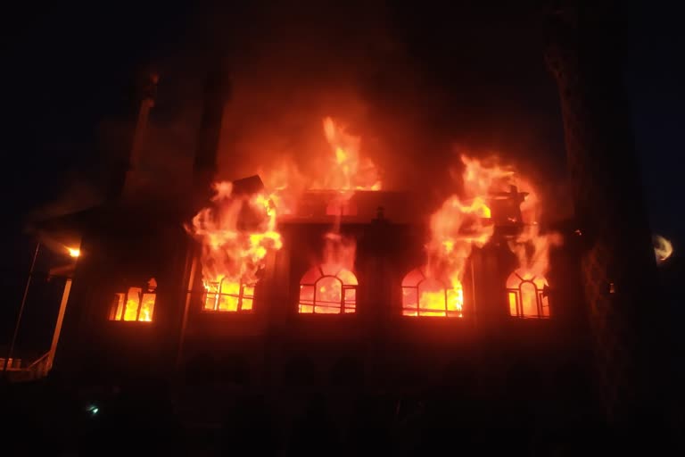 major-fire-breaks-out-in-jamia-masjid-in-drass
