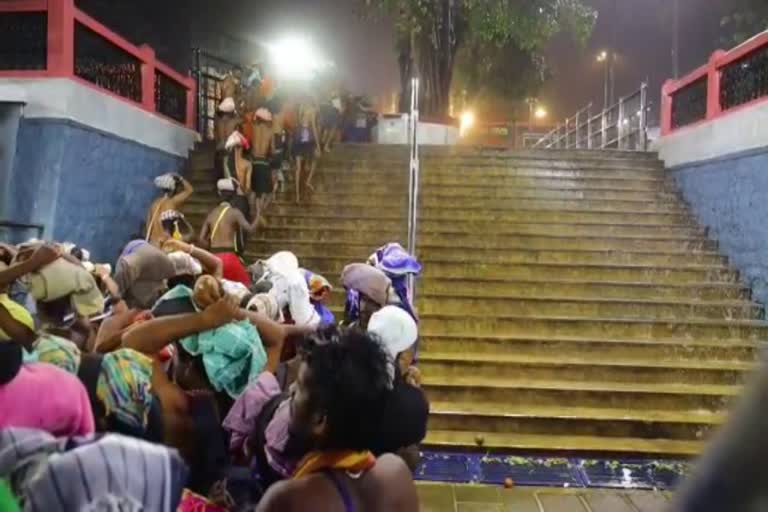 heavy rain  sabarimala  sabarimala pilgrimage  sabarimala devotees  que complex  latest sabarimala news  latest news in pathanamthitta  latest news today  ശബരിമലയില്‍ കനത്ത മഴ  ശബരിമല  ക്യു കോംപ്ലക്‌സുകള്‍  ശബരിമല പുതിയ വാര്‍ത്തകള്‍  പത്തനംതിട്ട ഏറ്റവും പുതിയ വാര്‍ത്തകള്‍