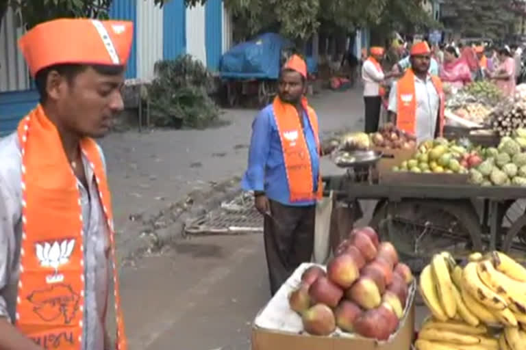 Surat vendors don BJP caps as AAP, Cong call it pre-planned event management