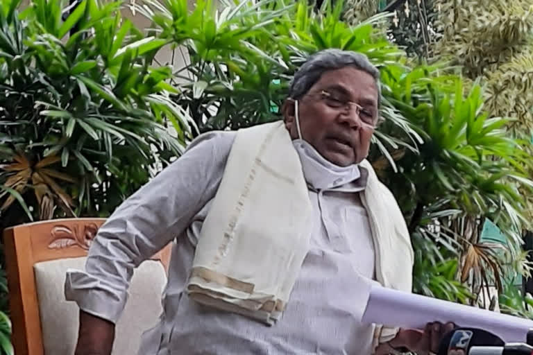 Siddaramaiah lashed out at the BJP government  government for not being able to control inflation  Congress leader Siddaramaiah  ಹಣದುಬ್ಬರ ನಿಯಂತ್ರಿಸಲಾಗದ ಬಿಜೆಪಿ ಸರ್ಕಾರ  ಕಾಂಗ್ರೆಸ್​ ನಾಯಕ ಸಿದ್ದರಾಮಯ್ಯ  ಹಣದುಬ್ಬರ ನಿಯಂತ್ರಿಸಲಾಗದ ಬಿಜೆಪಿ ಸರ್ಕಾರಗಳು ಜನರಿಗೆ ಶಾಪ