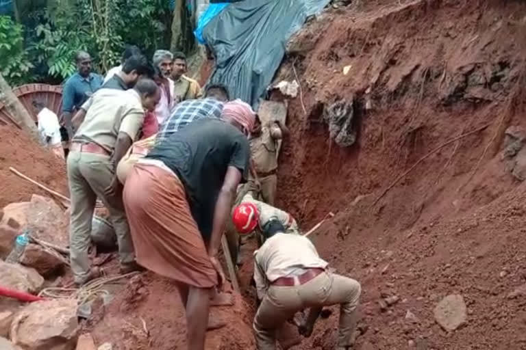 നിര്‍മാണ ജോലിക്കിടെ മണ്ണിടിഞ്ഞു  കോട്ടയം മണ്ണിടിച്ചില്‍  മറിയപ്പള്ളി മണ്ണിടിച്ചില്‍  അതിഥി തൊഴിലാളി മണ്ണിനടിയിൽ  അതിഥി തൊഴിലാളി മണ്ണിനടിയിൽ കുടുങ്ങി  മറിയപ്പള്ളി  കോട്ടയം  മറിയപ്പള്ളിയിൽ മണ്ണിടിഞ്ഞു  landslide at mariyappally  mariyappally  landslide  guest worker trapped  guest worker trapped in landslide