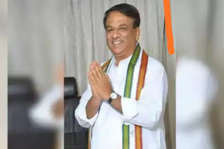 Former MLA SK Basavarajan  SK Basavarajan applied for Congress ticket  Former MLA SK Basavarajan  ಮುರುಘಾ ಮಠ ಪ್ರಕರಣ  ಕಾಂಗ್ರೆಸ್ ಟಿಕೆಟ್‍ಗೆ ಮಾಜಿ ಶಾಸಕ  ಮಾಜಿ ಶಾಸಕ ಎಸ್​ಕೆ ಬಸವರಾಜನ್ ಅರ್ಜಿ ಸಲ್ಲಿಕೆ  ಮಠದ ಮಾಜಿ ಆಡಳಿತಾಧಿಕಾರಿ ಬಸವರಾಜ್  ಬಸವರಾಜ್ ಕಾಂಗ್ರೆಸ್ ಟಿಕೆಟ್‍ಗೆ ಅರ್ಜಿ  ಮುರುಘಾ ಮಠದಲ್ಲಿ ಫೋಟೋಗಳು ಕಳವು ಪ್ರಕರಣ  ಪೊಲೀಸ್ ವಶದಲ್ಲಿರುವ ಮಠದ ಮಾಜಿ ಆಡಳಿತಾಧಿಕಾರಿ  ಮಾಜಿ ಶಾಸಕ ಎಸ್​ಕೆ ಬಸವರಾಜನ್