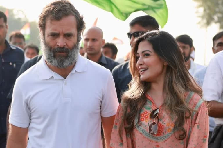 former TMC MP Moon Moon Sen daughter Riya Sen walk with Rahul Gandhi for Bharat Jodo Yatra