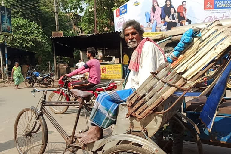 Rickshaw Pullers in Medinipur facing Crisis for increasing demand of Toto and Auto