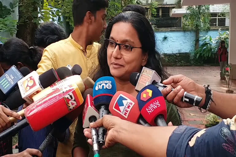 priya varghese on high court verdict  priya varghese  high court on priya varghese issue  high court vc appointment  പ്രിയ വർഗീസ്  ഹൈക്കോടതി വിധി പ്രിയ വർഗീസ്  കണ്ണൂര്‍ സര്‍വ്വകലാശാല പ്രിയ വർഗീസ് നിയമനം  പ്രിയ വർഗീസ് നിയമനം ഹൈക്കോടതി വിധി  പ്രിയ വർഗീസ് മാധ്യമങ്ങളോട്  കണ്ണൂർ സർവ്വകലാശാല പ്രിയ വർഗീസ്  kannur university associate professor  ഹൈക്കോടതി വിധി മാനിക്കുന്നുവെന്ന് പ്രിയ വർഗീസ്